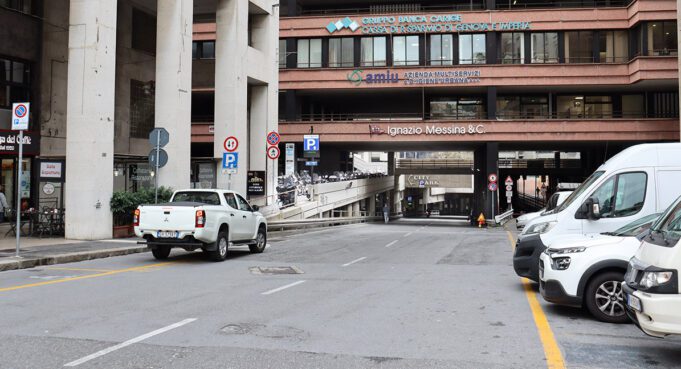 City Park Piazza Dante 25enne Straniero Trovato Morto Dentro Un Auto