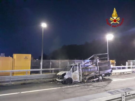 Furgone in fiamme su ponte San Giorgio, tratto chiuso e poi riaperto