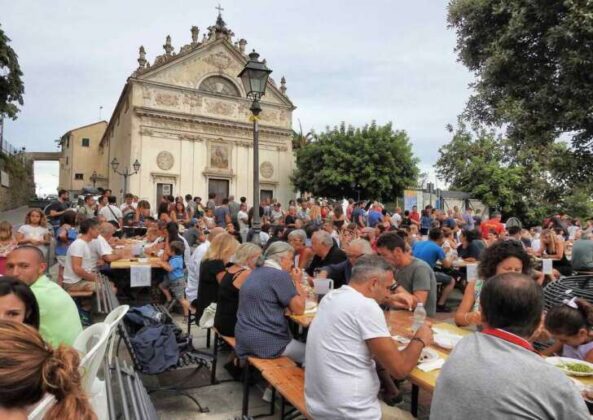 Pieve Ligure celebra il 30° compleanno della Sagra della Paella & Sangria Eventi dal 19 al 21 luglio Pieve Ligure Alta festeggia il 30° anniversario della tradizionale Sagra della Paella & Sangria. L'evento, che si tiene dal 19 al 21 luglio, unisce residenti e visitatori in un'atmosfera di festa, cucina e musica. Una Festa di Comunità e Sostenibilità L'evento è organizzato dalla Società Operaia Cattolica di Mutuo Soccorso, che si distingue per il suo impegno nella sostenibilità. Utilizzando materiali riciclabili e promuovendo la raccolta differenziata, l'organizzazione mira a minimizzare l'impatto ambientale. Ogni sera, l'unico rifiuto indifferenziato viene attentamente gestito, mentre piatti, posate, tovaglioli e avanzi di cibo vengono differenziati e riciclati. Consigli di Viaggio Per ridurre il traffico e l'impatto ambientale, è consigliato non utilizzare auto, scooter o moto per raggiungere Pieve Ligure Alta. Gli ospiti possono parcheggiare presso la stazione situata sull'Aurelia e utilizzare le navette che collegano rapidamente il parcheggio al centro del paese. In alternativa, è possibile arrivare in treno e proseguire con la navetta, oppure raggiungere Pieve a piedi attraverso i numerosi sentieri panoramici. Programma della Sagra Gli stand gastronomici aprono ogni sera alle 19, offrendo una varietà di deliziose prelibatezze. A partire dalle 21, per tutte e tre le serate, il gruppo musicale Les Crikò allieterà i presenti con le loro esibizioni, creando un'atmosfera unica e coinvolgente.