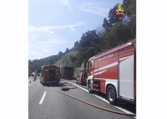 A10, rimorchio prende fuoco: fiamme spente dai VVF