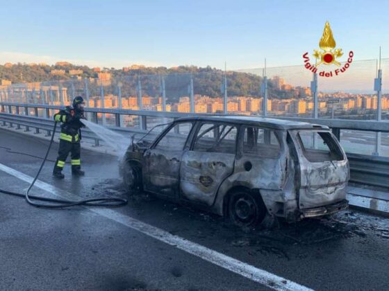 Auto a fuoco sul ponte san Giorgio: fiamme spente dai VVF