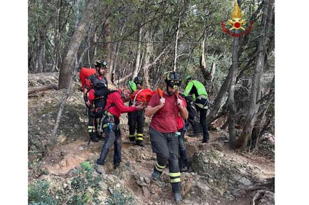 Monte Portofino, donna si infortuna caviglia: trasportata via mare