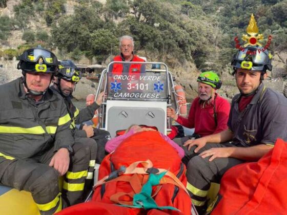 Monte Portofino, donna si infortuna caviglia: trasportata via mare