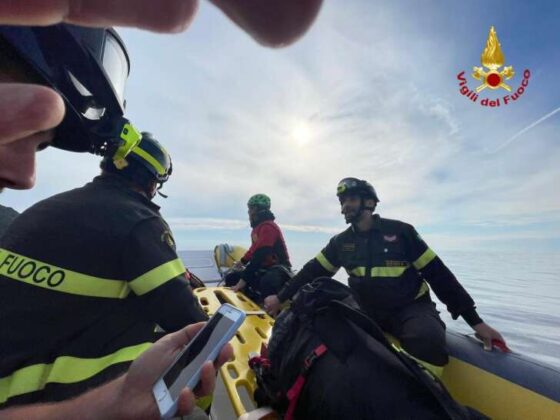 Monte Portofino, donna si infortuna caviglia: trasportata via mare