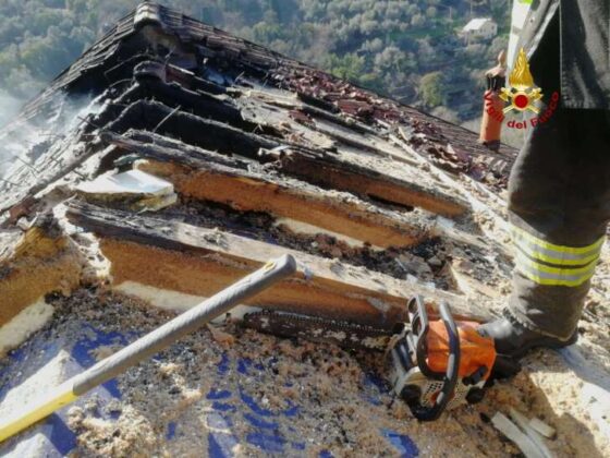 A fuoco villetta a Camogli: fiamme spente, casa inagibile