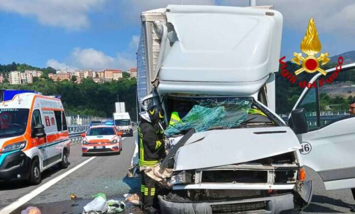 Ponte San Giorgio, furgone tampona tir: l’intervento dei VVF