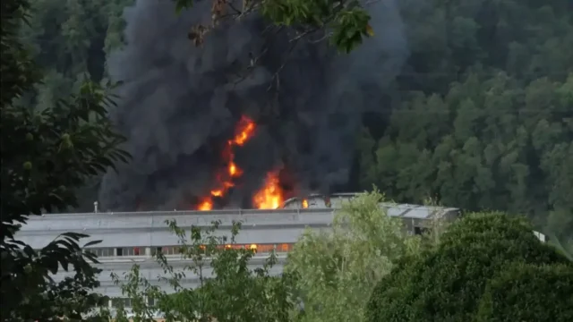 Incendio di Manesseno, la Val Polcevera chiede centraline di monitoraggio data la presenza di due industrie a Rischio di Incidente Rilevante