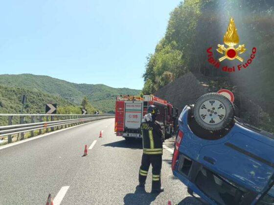 A12, auto di cappotta: donna portata al San Martino in codice rosso