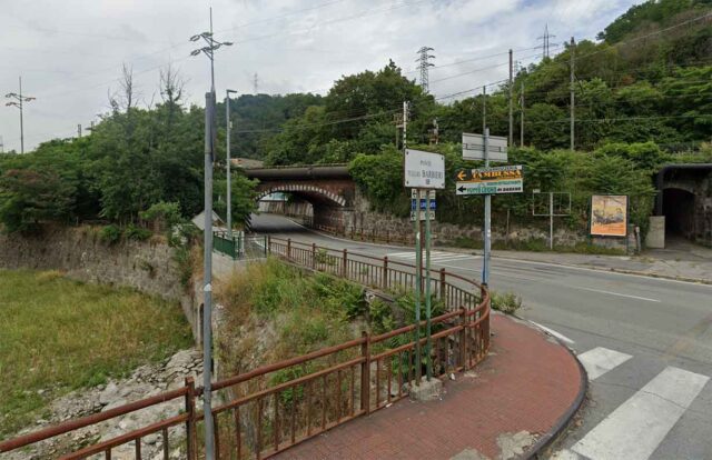 Via San Quirico chiusa per tir incastrato