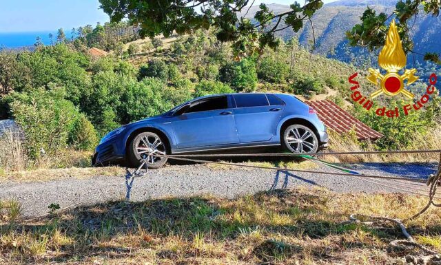 Sciarborasca, viene punto da un calabrone ed esce di strada