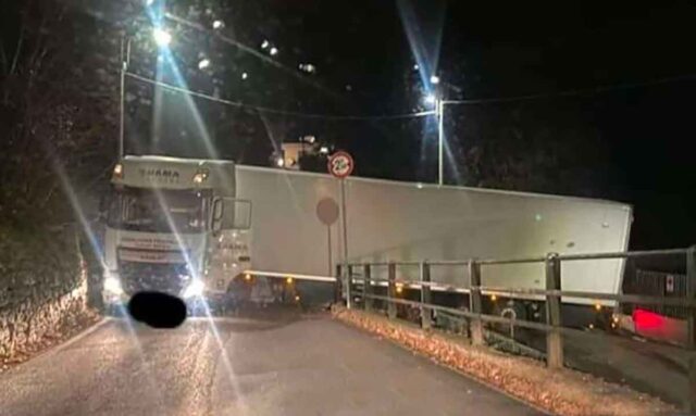 Via di Pino, ancora un tir incastrato nella strada