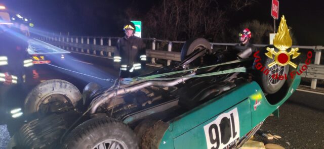 Incidente in A10, auto d’epoca si cappotta: due feriti