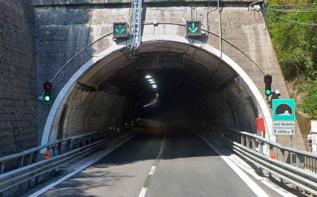 A12, cavo si stacca in galleria tra Chiavari e Rapallo: rallentamenti