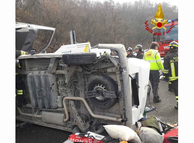 Drammatico incidente in A7, morto un uomo, 4 feriti