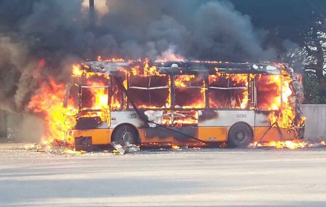 Bus Amt a fuoco sulle alture di Sampierdarena