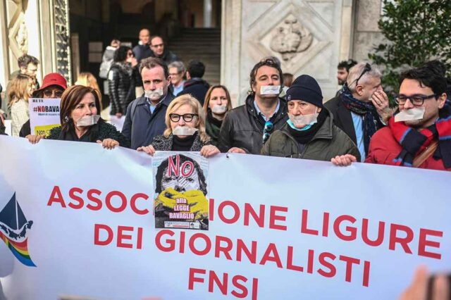 I giornalisti liguri davanti alla Prefettura contro la legge bavaglio