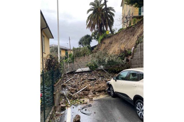 Crollo muraglione a Pieve Ligure: strada chiusa in via Roma