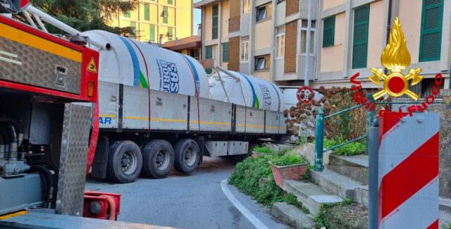 Rimosso autoarticolato in via Cravasco: era rimasto bloccato