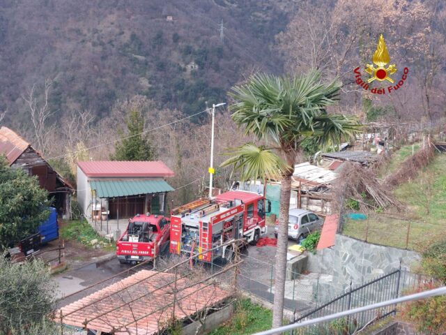 Davagna, a fuoco auto in un box: fiamme spente dai VVF