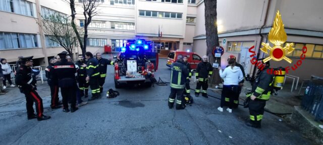 Incendio alla Montale, scuola evacuata e fiamme spente