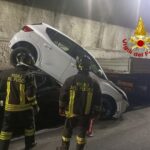 A7, incidente tra mezzi pesanti: bisarca perde auto