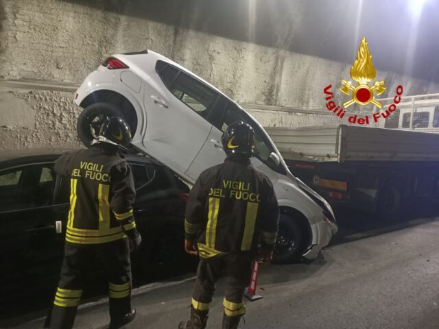 A7, incidente tra mezzi pesanti: bisarca perde auto