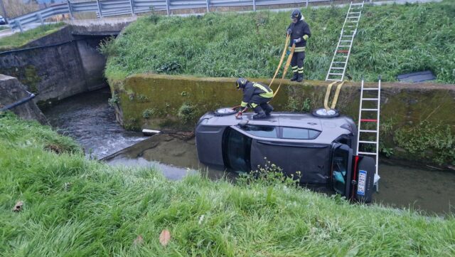 Sarzana, incidente in viale XXV Aprile: auto su un fianco