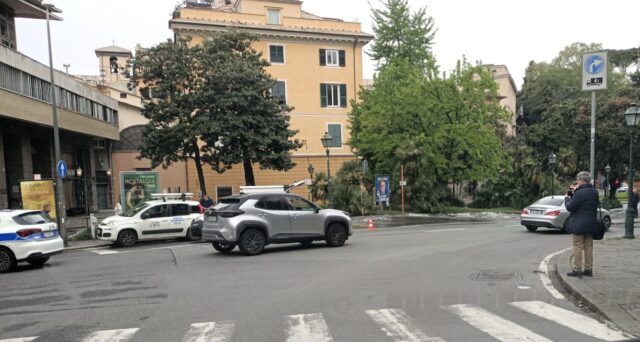 Rottura tubo dell’acqua in via XII Ottobre: allagamenti e traffico deviato