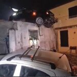 Langasco, va dritto in curva ed urta auto che finisce in un giardino sottostante