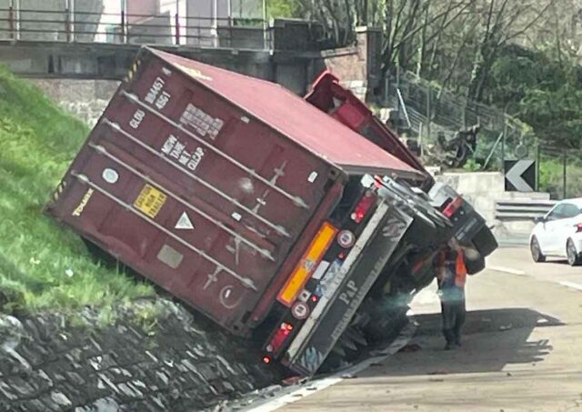 A7, tir finisce su un fianco a Busalla