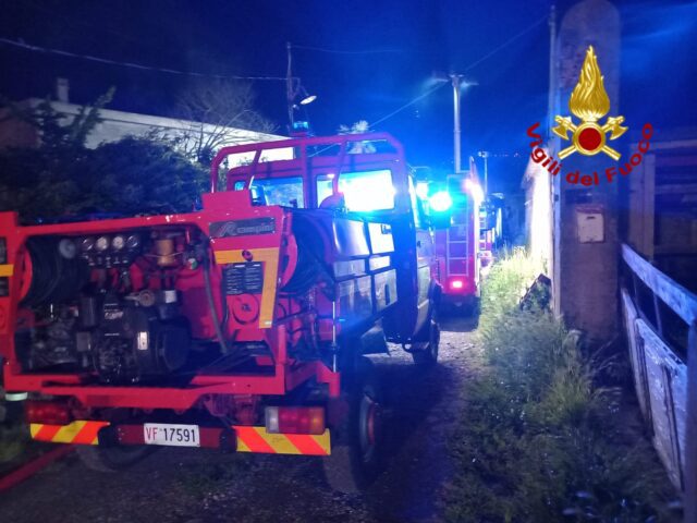 Incendio a Cornigliano: fiamme sul tetto di una palazzina