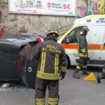 Corso Montegrappa, auto si ribalta su un fianco