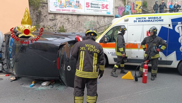 Corso Montegrappa, auto si ribalta su un fianco