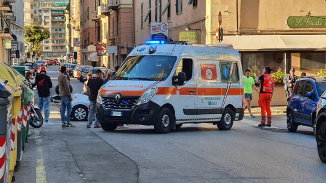 Incidente in piazza Dante: scooter terra, un ferito