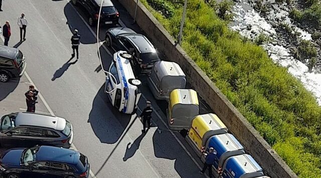 Via Emilia, auto Polizia locale sbanda e si ribalta su auto posteggiate