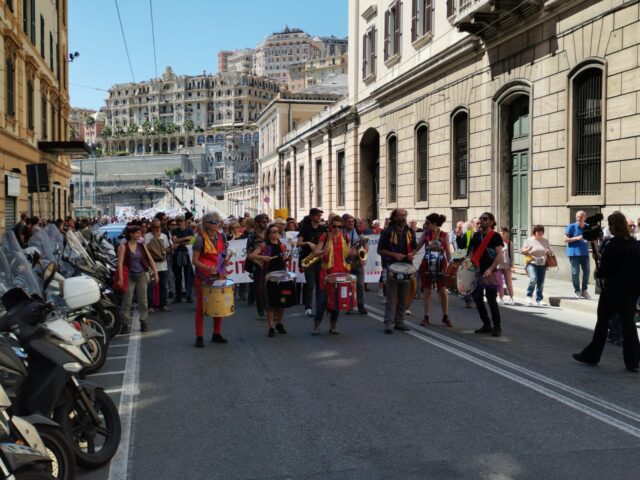 La protesta dei comitati a Genova: manifestazione apartitica