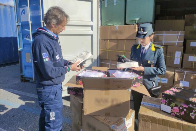 Sequestrate oltre 7900 calzature contraffatte nel porto della Spezia da ADM e GdF