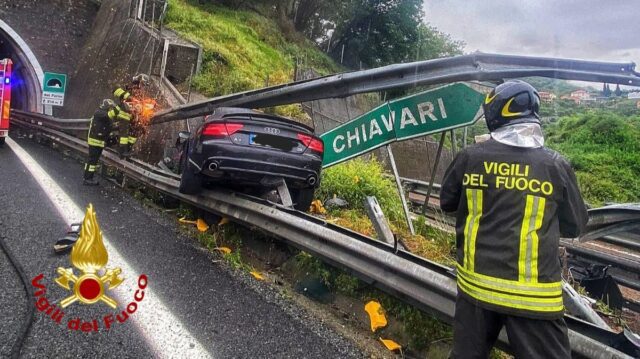 Incidente in A12, Audi sfonda guardrail: quattro feriti