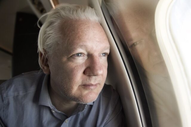 Assange è libero, torna in Australia dopo 5 anni di prigione in UK