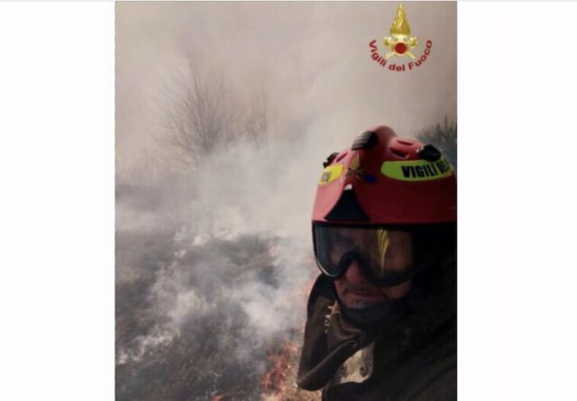 Incendio in discarica abusiva a Sarzana: intervento dei Vigili del Fuoco