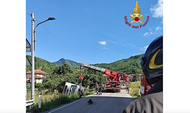 Loco, furgone in bilico sul ciglio della strada: l’intervento dei VVF