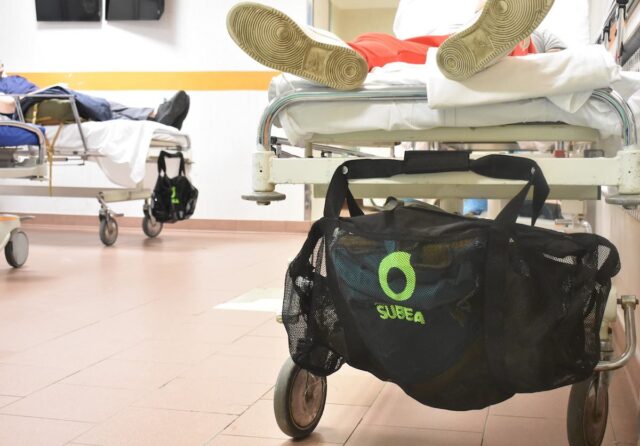 Benefattore dona al pronto soccorso del San Martino borsoni per le barelle