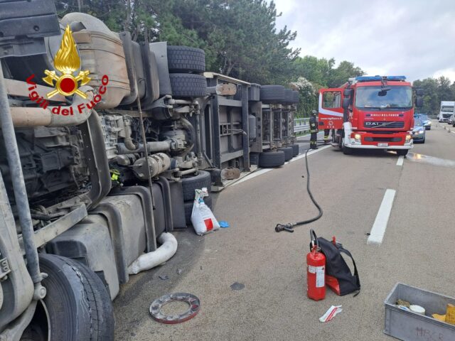 Tir si ribalta su un fianco in A10, fuoriuscita di gasolio