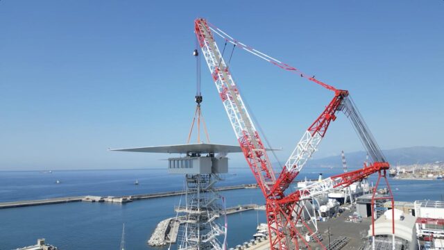 Completato il varo del cappello della nuova torre piloti di Genova