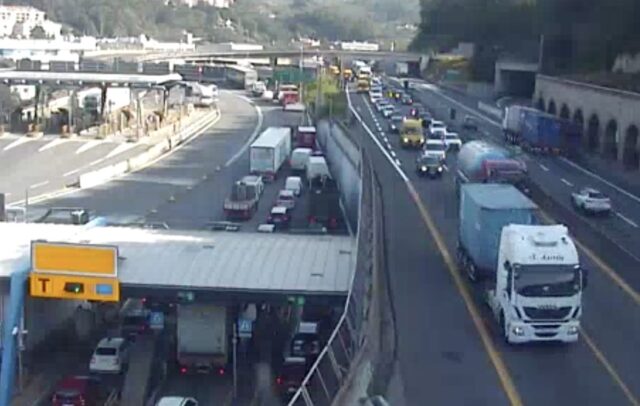 A26, code verso Genova per incidente. Le altre