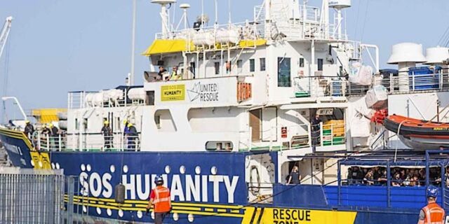 Humanity 1 arriva a Genova con 199 migranti