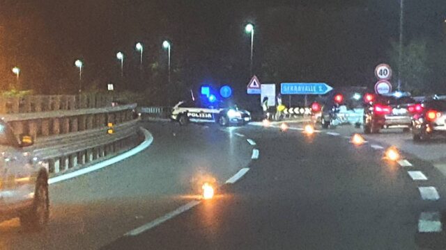 Incidente tra 2 furgoni sulla A7, uscita obbligatoria in direzione sud a Serravalle