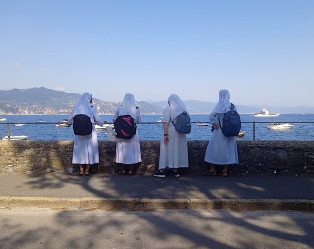 Quattro suore, quattro sguardi bianchi sul mare di Portofino