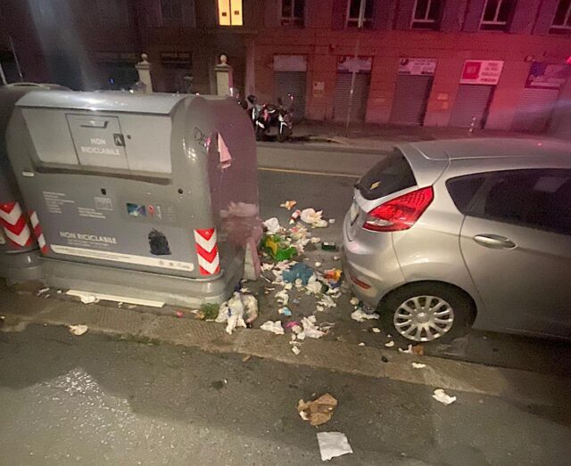 La rumenta fuori dai cassonetti in via Archimede, residenti arrabbiati