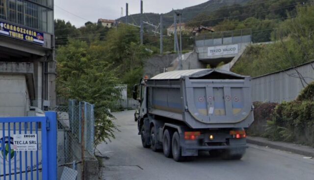 Tir perde rimorchio in via Castel Morrone, strada chiusa